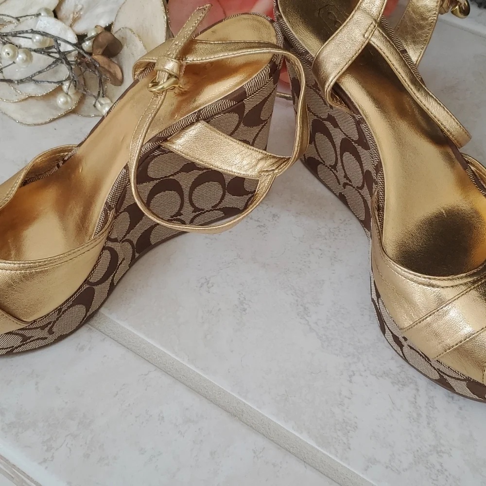 ‼️VERY RARE!!‼️ 🌟🤎 COACH Brown/Gold Wedge Sandals 🤎🌟